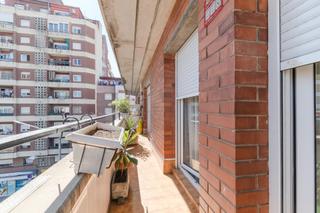 Pis  De francesc macià. Piso con balcón y párquing