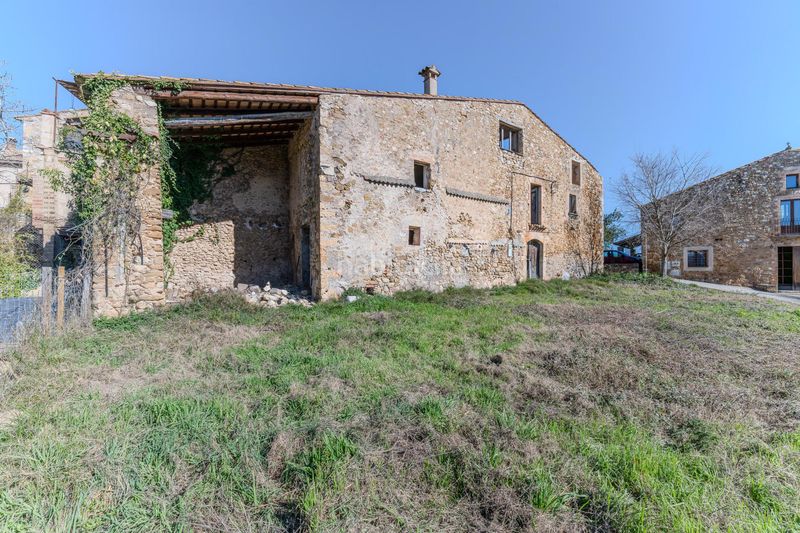 Foto 99a84585-fa22-42d4-afc8-ee44e93e2e0c. Masía espectacular masia per rehabilitar al cor del pla de lestany en Esponellà