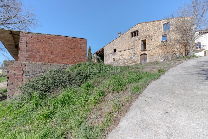 Foto 9fdf04ac-fda4-4b63-8317-de59b6efb3d4. Masía espectacular masia per rehabilitar al cor del pla de lestany en Esponellà