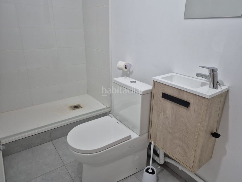 Foto f6a11824-7dfe-48f9-b97c-92110233c9a8. Local comercial a Baix Guinardó Barcelona
