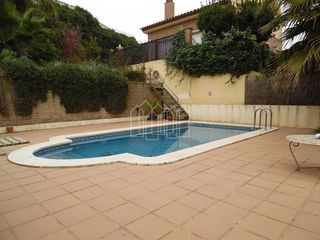 Chalet en Pinemar. Con piscina y jardin