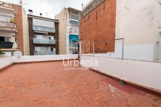 Maison à Centre. Casa de dos plantas mas terrado y local en venta en pineda de ma