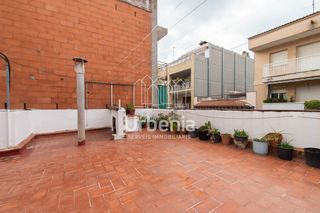 Casa a Centre. Casa de dos plantas mas terrado y local en venta en pineda de ma