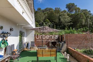 Casa en Canyamars. Casa a 4 vientos, a medio construir y dividida en dos, con buhar