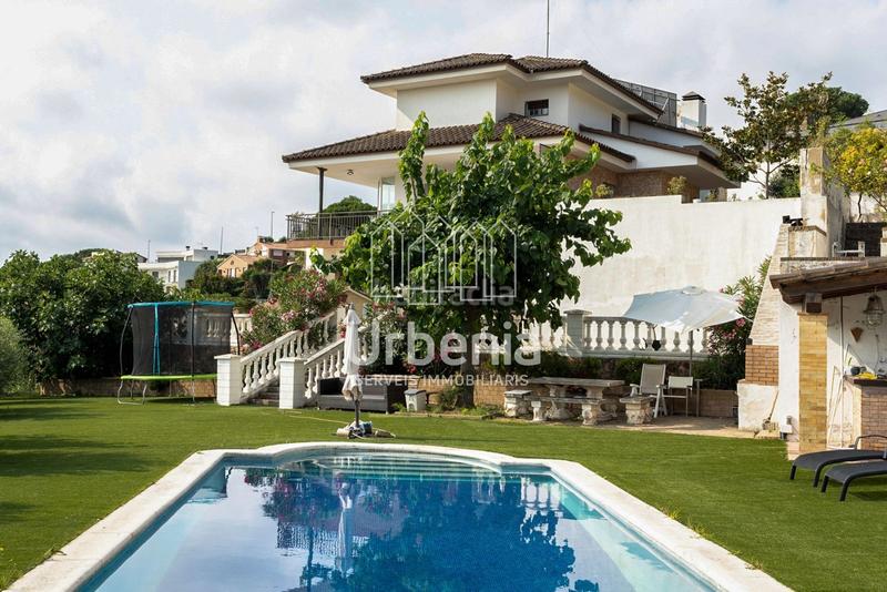 Foto 5e9938d3-6d00-4215-809c-e251c7d64757. Casa amb calefacció aparcament piscina a Urbanitzacions Arenys de Mar