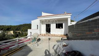 Haus in Santa Susanna. Descubre tu próximo hogar en la encantadora urbanización la vall