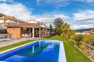 Xalet a Nucli Urbà. Chalet independiente de 6 habitaciones y 4 baños en argentona.