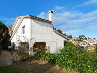 House in Urbanitzacions. Casa perfecta para dos familias en argentona. con amplios espaci