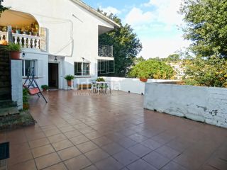 House in Urbanitzacions. Casa perfecta para dos familias en argentona. con amplios espaci