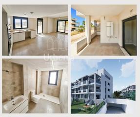 Appartement à El Toyo. Planta baja de obra nueva con amplia terraza, una plaza de parki