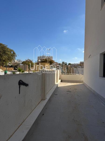 Foto 0bb6c582-5aa5-4c47-8805-b270f854319c. Piso planta baja de obra nueva con amplia terraza, una plaza de parking ubicada en Almería