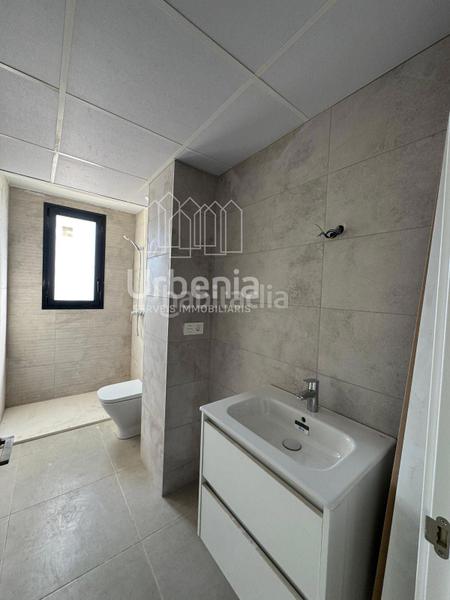 Foto 9743828d-1e82-43ac-b9a0-ddb37f008552. Piso planta baja de obra nueva con amplia terraza, una plaza de parking ubicada en Almería