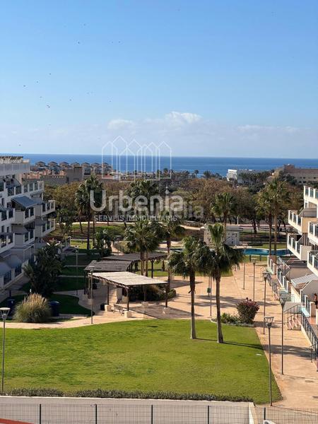 Foto 9b14f602-8306-4a80-8d07-198dbb68ffa4. Piso planta baja de obra nueva con amplia terraza, una plaza de parking ubicada en Almería