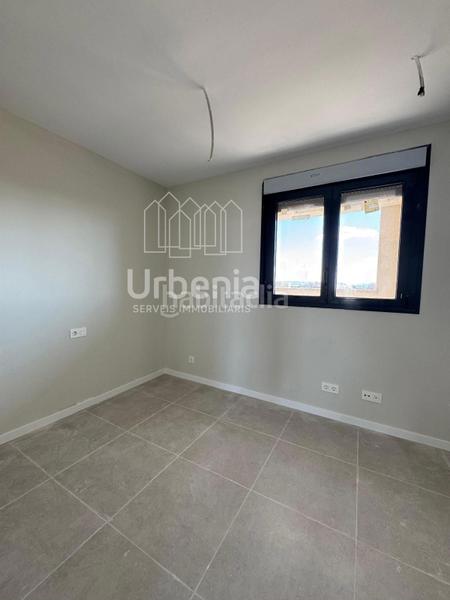 Foto a7bf7c73-8546-49f9-9f9c-647f0d5e2aa8. Piso planta baja de obra nueva con amplia terraza, una plaza de parking ubicada en Almería