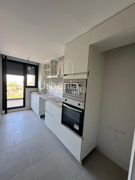 Foto b4bd0dd5-c7db-4c14-ad23-8fce5dc077dc. Piso planta baja de obra nueva con amplia terraza, una plaza de parking ubicada en Almería