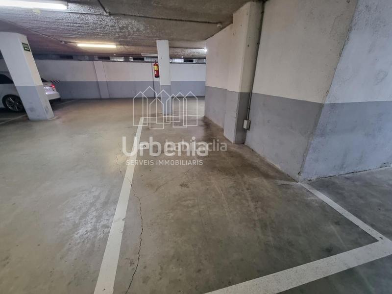 Foto cfb8cb1b-0bb3-4fb2-9d56-40d83995a38b. Aparcament cotxe a Via Europa - Parc Central Mataró