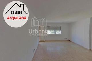 Pis  C/ tarragona. Piso en venta con inquilinos.