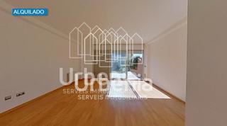 Casa adossada a Calella. Casa en venta con inquilinos.