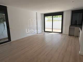 Pis a Pompeu fabra 10. Exclusiva planta baja de obra nueva en stella maris arenys de ma