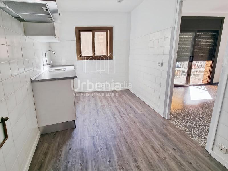Foto f4eacd24-95e0-4ddc-8b60-59b19f7783ed. Piso  en bloque de pocos vecinos junto a ctra de mata en Mataró