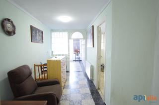 Casa a Centre. Casa con gran local y dos viviendas a reformar en mataró