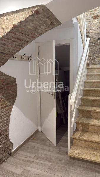 Foto e98ff7eb-8c6f-439e-b027-2d02f6b74067. Casa vive la esencia en una casa de pueblo totalmente reformada, lista para estrenar! en Calonge