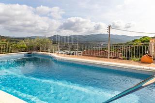 Chalet à Urbanitzacions. Casa independiente con piscina y vistas panorámicas en argentona