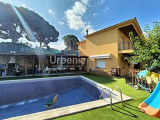 Xalet a Mas Mora-Sant Daniel. Dos viviendas independientes en un solo inmueble con piscina y g