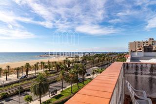 Attique à Centre. Ático dúplex con terraza, chimenea y vistas al mar en primera lí