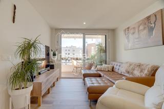 Pis a Calella. Excelente piso reformado de 4 habitaciones en primera línea de m