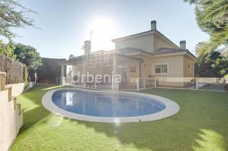 Chalet à Premià de Dalt. Amplio y luminoso chalet con piscina y vistas panorámicas al mar