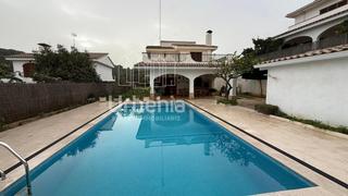 Chalet in Victoria-Les Vil·les-Canyadell. Urbanización victoria de arenys de mar descubra una oportunidad