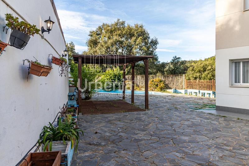 Foto cdba4254-d7b2-4e1f-a8a1-150a8b71645b. Casa amb aparcament piscina a Sant Cebrià de Vallalta