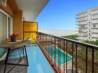Pis a Els Pins. Piso con piscina y ascensor en blanes, con vistas laterales al m
