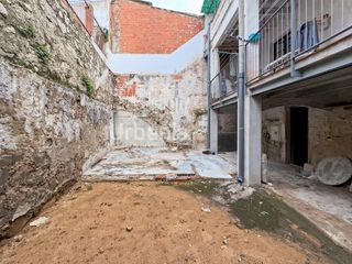 Etagenwohnung in Nucli Urbà. Vivienda a reformar con enorme potencial en zona prime, argenton