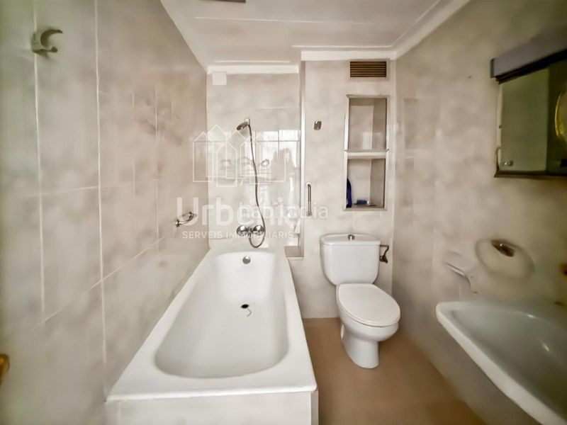 Foto e1b84ec2-4223-49a2-b6b3-4e1c2bd118b6. Casa adossada a Mont Ferrant-Joan Carles I Blanes