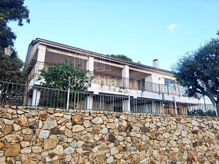 Xalet a Urbanitzacions. Casa para reformar con gran parcela y vistas al mar!