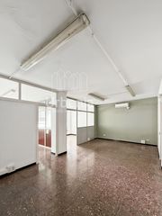 Miete Büro in Centre. Oficina con gran ventanal en badalona!