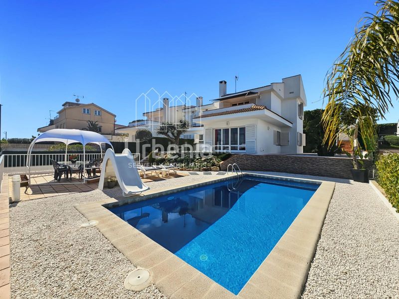 Foto fab101bb-9a80-4f43-8b30-962cb053e7f7. Casa amb calefacció aparcament piscina a Urbanitzacions Sant Pol de Mar