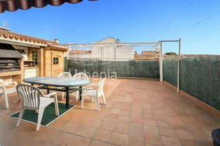 Casa adossada a Sant Vicenç Platja. Casa en sant vicenç de montalt con gran potencial