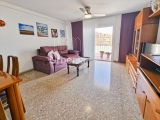 Appartamento in Camí de la Serra. Piso con ascensor en la ronda paisos catalans, zona can soleret,