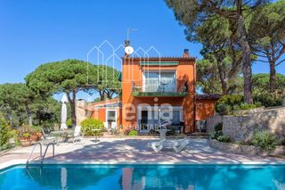 Chalet in Calella de Palafrugell. Menorca  estilo mediterráneo con piscina entre bosque y mar en c