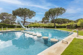Reihenhaus in Calella de Palafrugell. Calella de palafrugell  casa pareada con jardín privado y piscin