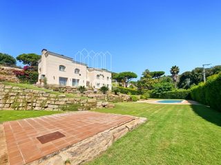Casa a Rocaferrera. Casa con piscina, jardín y amplios espacios en sant andreu de ll