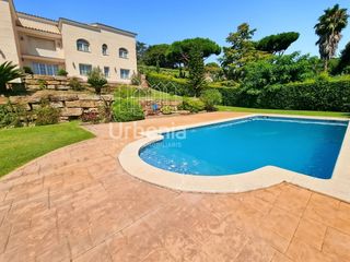 Casa a Rocaferrera. Casa con piscina, jardín y amplios espacios en sant andreu de ll