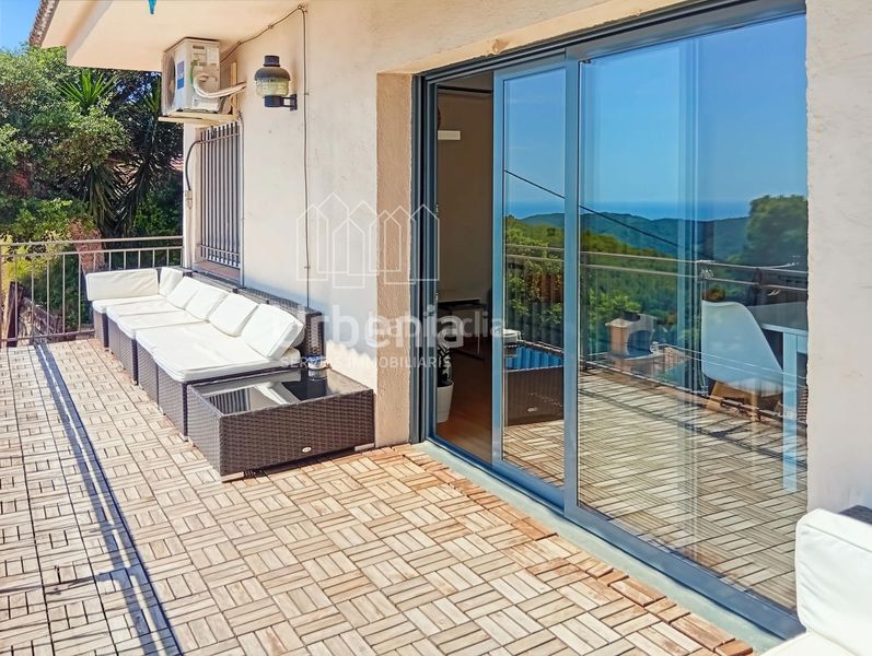 Foto 58a5edf5-4ff3-4c02-9f4a-d5ff26e18e94. Casa amb calefacció aparcament piscina a Sant Cebrià de Vallalta