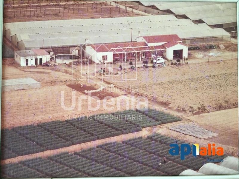 Foto 106c3cfc-1fd4-4d3c-9cfe-f8a6ddca6dff. Casa amb aparcament piscina a Zona Industrial i Agrícola Vilassar de Mar