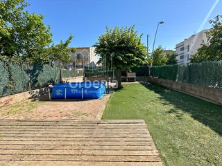 Casa a Roca del Vallès (La). Casa pareada esquinera con jardín en la torreta