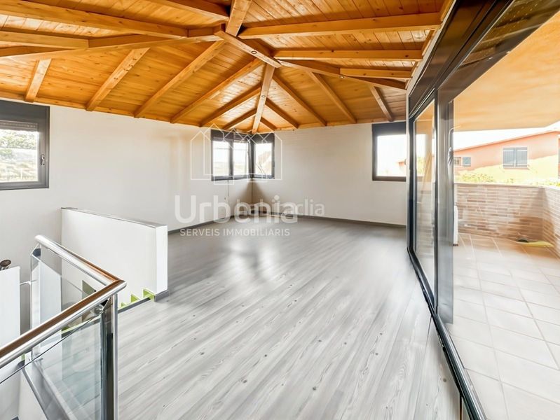 Foto f402e490-ff1c-4379-ac01-1c976a67b04a. Casa amb piscina a Lliçà de Vall