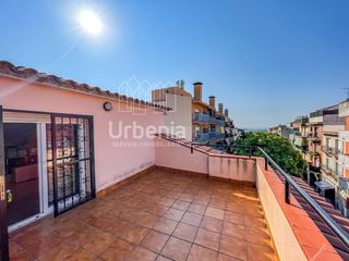 Casa a Nucli Urbà. Casa de cantonada en venda  6 hab.  4 banys  apartament independ
